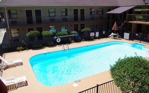 Outdoor pool, sun loungers - Americas Best Value Inn Malvern (Malvern)