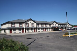 Single Room | Desk, blackout curtains, free WiFi, bed sheets - Usa Inns Of America (Grand Island)