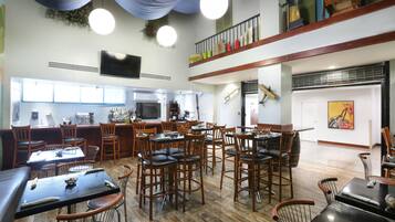 供應午餐及晚餐