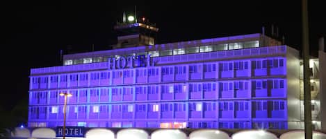 Fassade der Unterkunft – Abend/Nacht