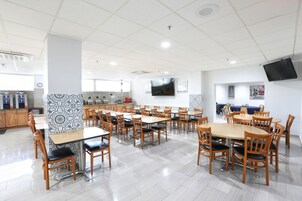 Desayuno completo gratuito y diario