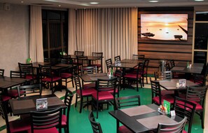 供应早餐、午餐和晚餐，巴西菜