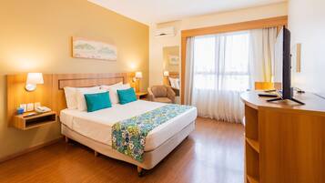 Quarto luxo, 1 cama Queen | Frigobar, cofres nos quartos, individualmente decorados, escrivaninha