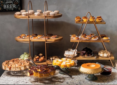 Free daily buffet breakfast . Hotel Golden Park Uberlândia by Nacional Inn