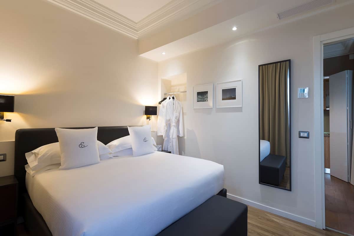 Apartment | 1 bedroom, premium bedding, down duvets, minibar