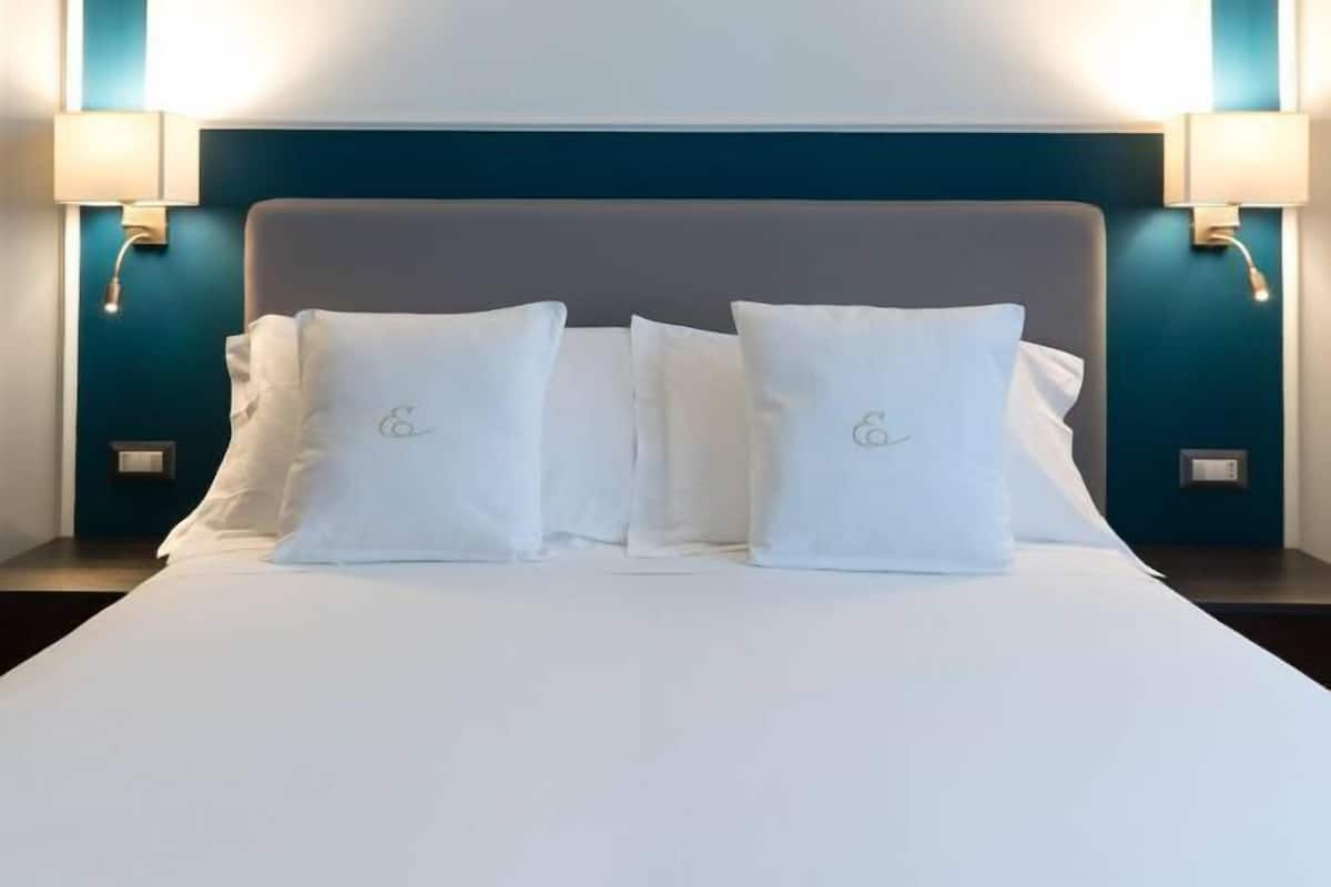 1 bedroom, premium bedding, down duvets, minibar