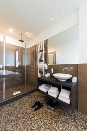 Shower, free toiletries, hair dryer, slippers - Elizabeth Lifestyle Hotel (Bologna)