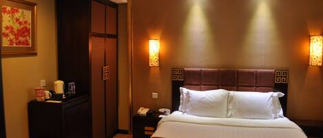 精品商务大床房 | 起居区 | 平板电视