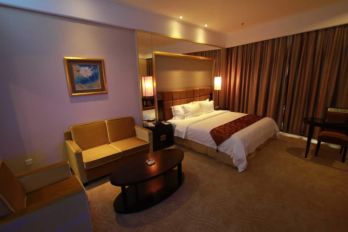 Chambre Deluxe, 1 très grand lit, vue sur la ville | Coffre-fort, accès au Wi-Fi (inclus), literie fournie