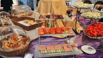 Daily buffet breakfast (CNY 68 per person)