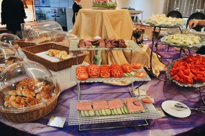Daily buffet breakfast (CNY 68 per person)