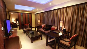 Business Suite | In-room safe, WiFi (free), bed sheets - Fortune Hotel (Guangzhou)