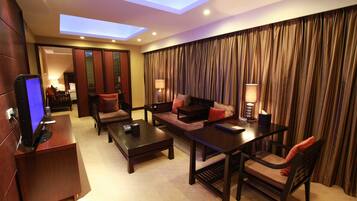 Business Suite | In-room safe, free WiFi, bed sheets