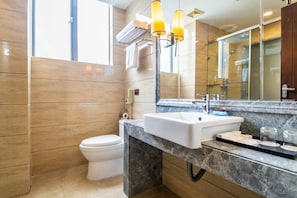 Ducha y bañera combinadas, cabezal de ducha tipo lluvia y zapatillas