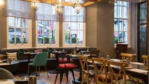 Lunch and dinner served - Courthouse Hotel (London)