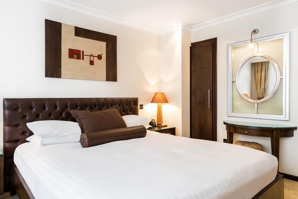 Hypo-allergenic bedding, in-room safe, desk