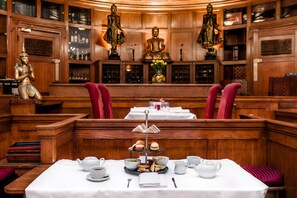 Lunch and dinner served - Courthouse Hotel (London)