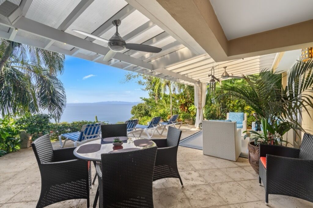 Villa Flying V | Living area | 32-inch LCD TV with digital channels, TV