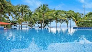 2 piscines extérieures, parasols de plage, chaises longues