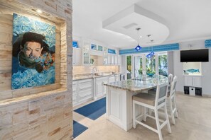 Villa Flying H | Yksityinen keittiö | Jääkaappi, mikroaaltouuni, uuni, astianpesukone