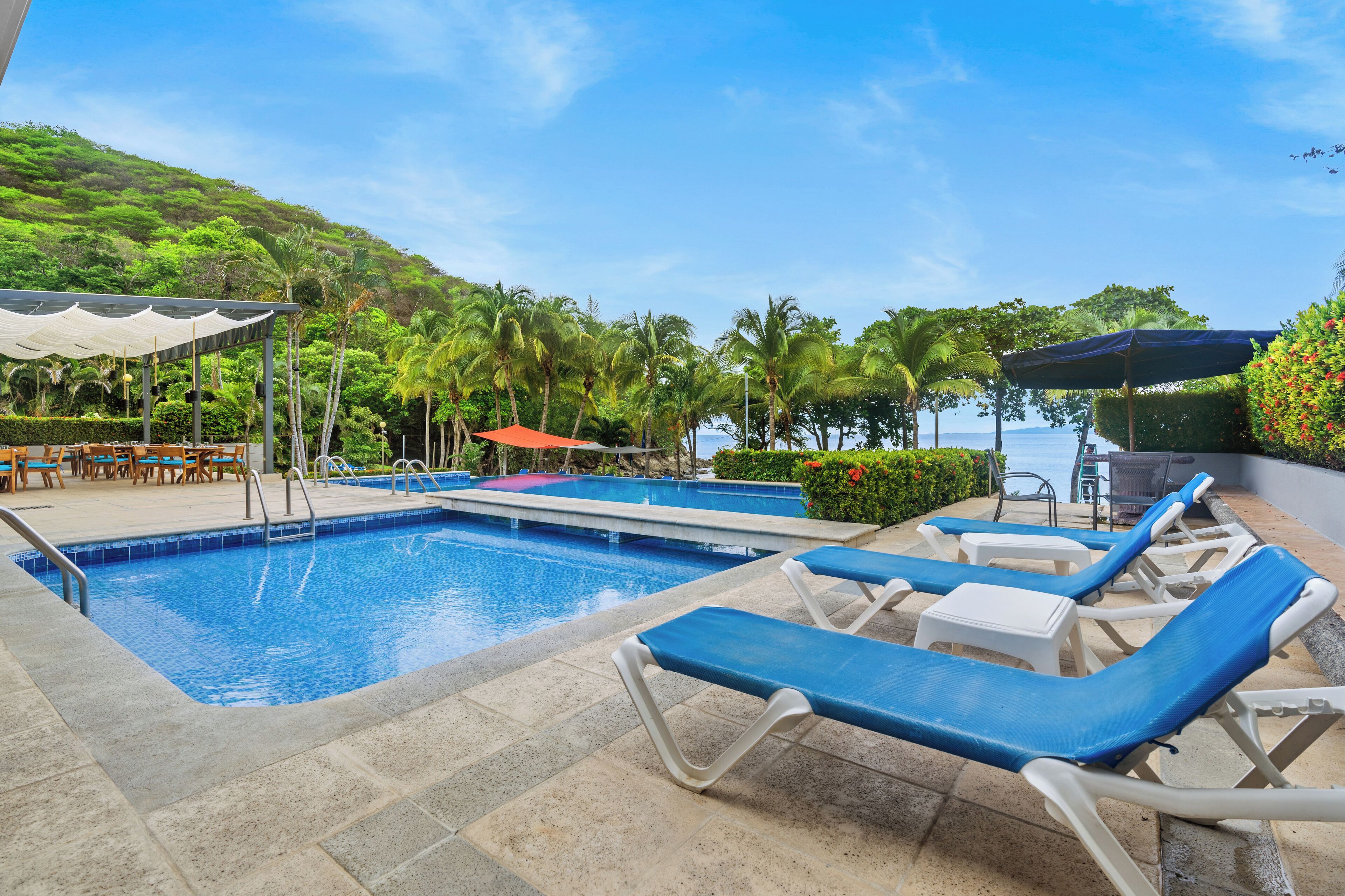 2 piscinas externas, funciona das 5h às 22h, guarda-sóis