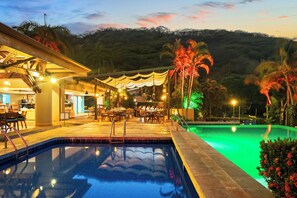 2 piscinas al aire libre (de 05:00 a 22:00), sombrillas, tumbonas