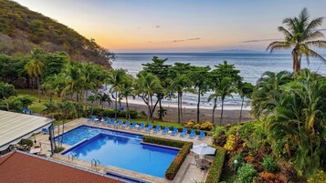 2 piscinas al aire libre, sombrillas, sillones reclinables de piscina