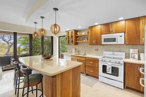 Villa Costa Azul | Private kitchen | Fridge, microwave, oven, dishwasher - Bahia Pez Vela Resort (Sardinal)