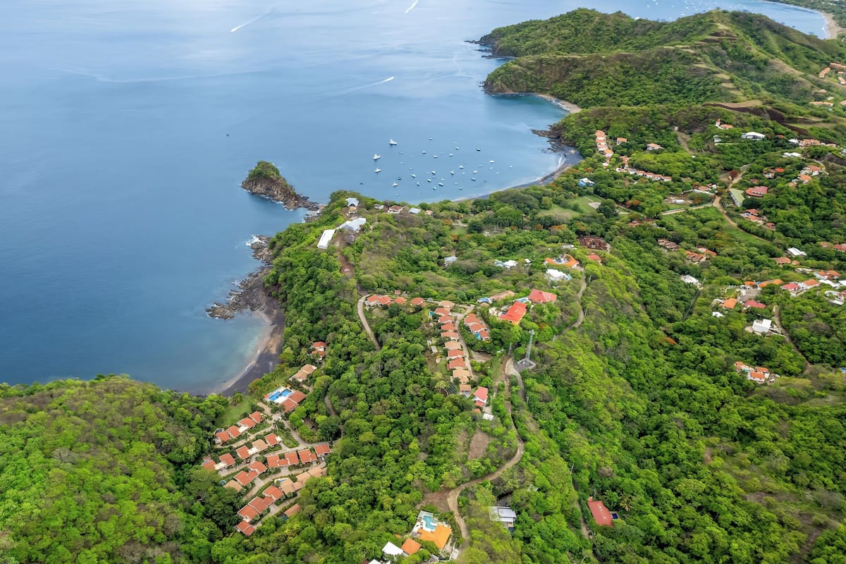 Caja de seguridad en la habitación y tabla de planchar con plancha