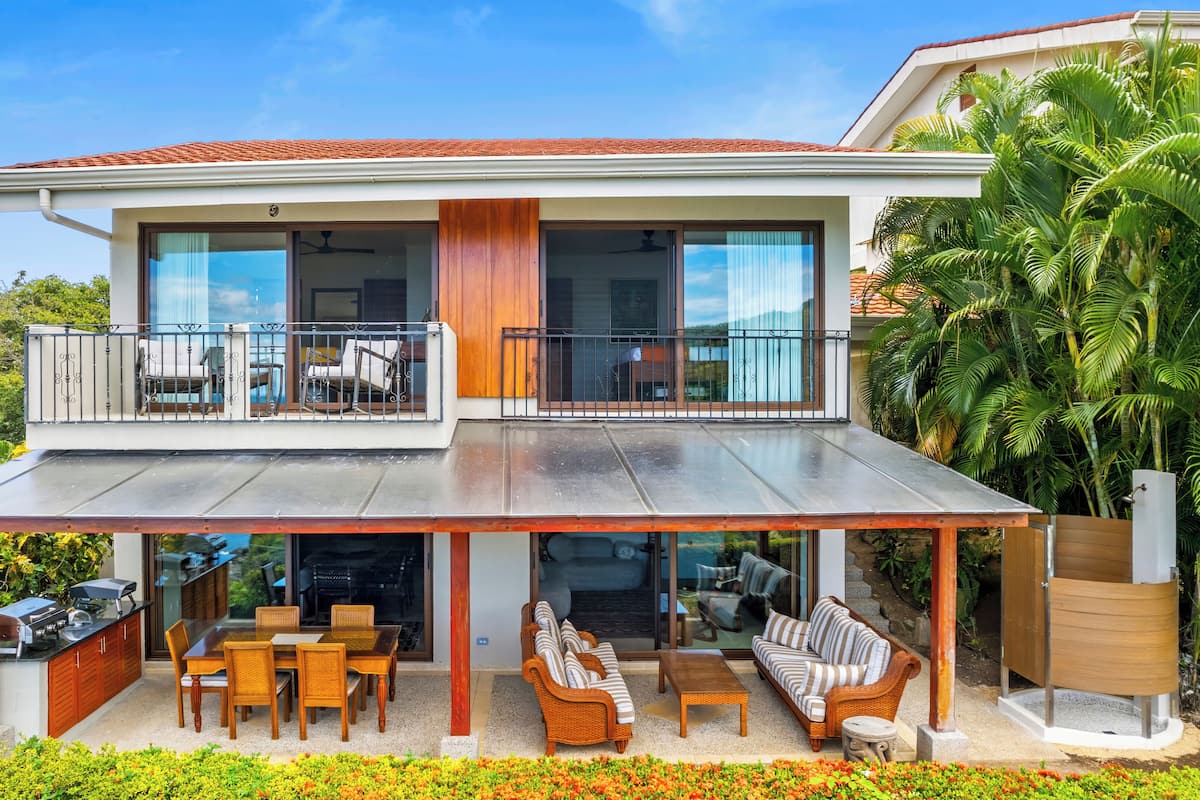 Coffres-forts dans les chambres, fer et planche à repasser