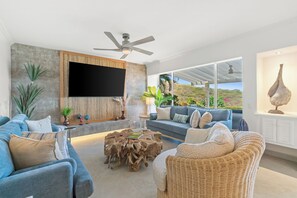 Villa El Sueño | Zona de estar | Televisión LCD de 32 pulgadas con canales digitales, una televisión