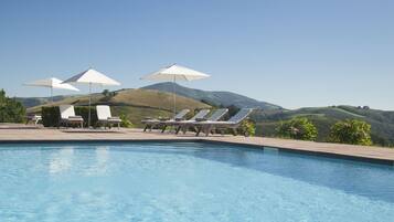 حمّام سباحة خارجي موسمي، مظلات على حمّام السباحة، مقاعد للتشمس