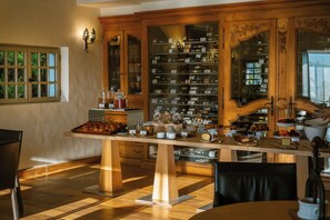 Desayuno buffet (EUR 28.00 por persona) 
