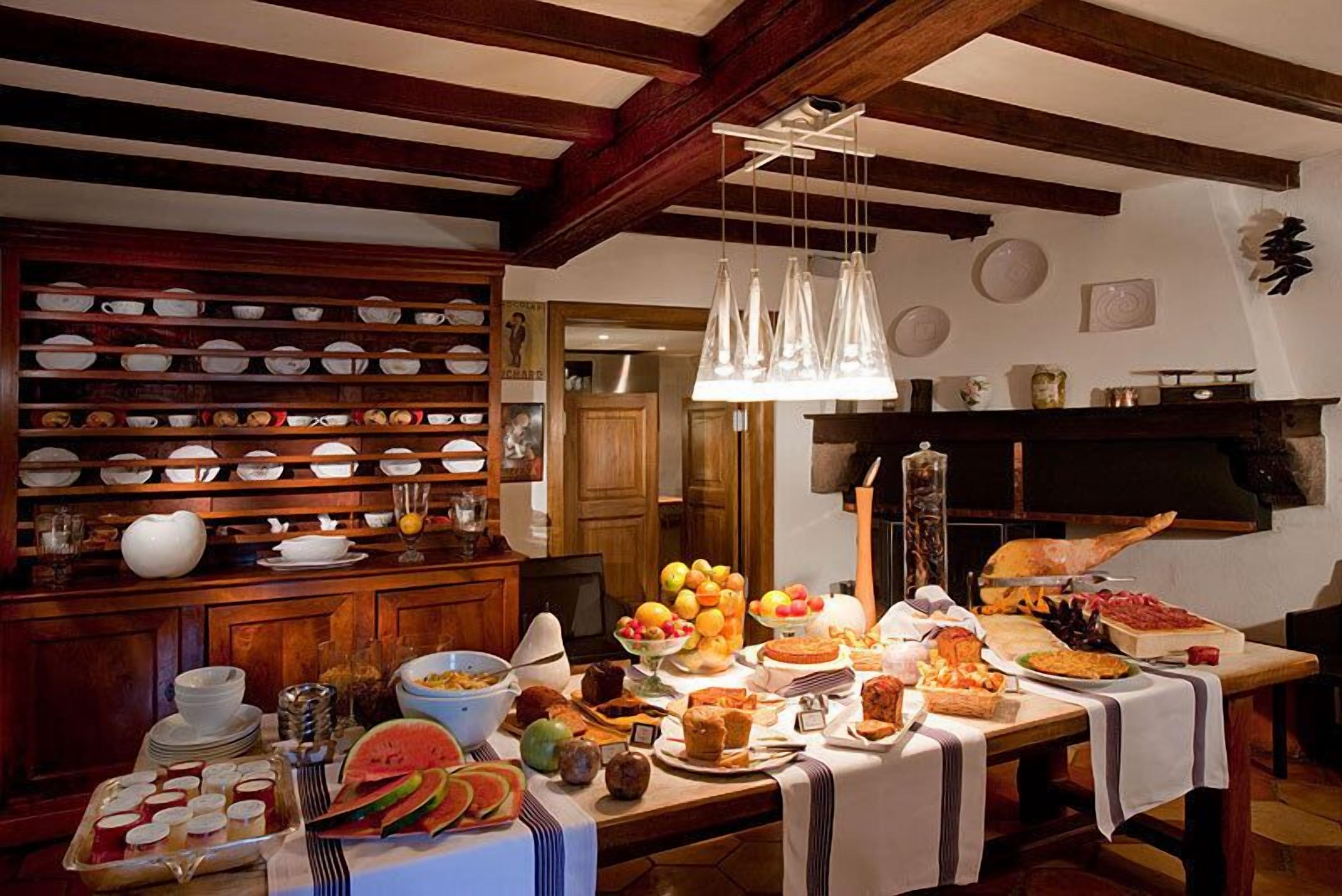 อาหารเช้าแบบบุฟเฟ่ต์ทุกวัน (EUR 28.00 ต่อคน)