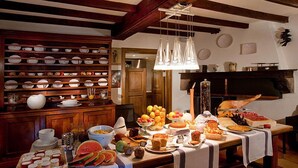 Una mesa de buffet con diferentes alimentos y una pared de vajilla.