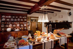 Daily buffet breakfast (EUR 28.00 per person) - Auberge Ostape (Bidarray)
