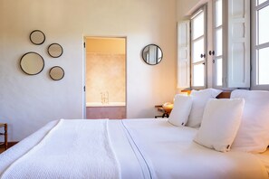 Duplex Panoramic view | Premium bedding, minibar, in-room safe, individually decorated - Auberge Ostape (Bidarray)