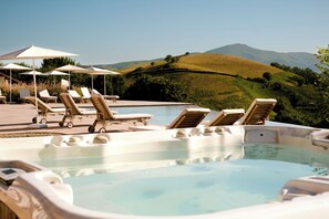 Seasonal outdoor pool, pool umbrellas, sun loungers - Auberge Ostape (Bidarray)