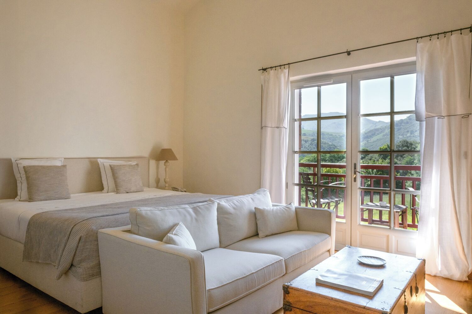 Luxe beddengoed, een minibar, een kluis op de kamer