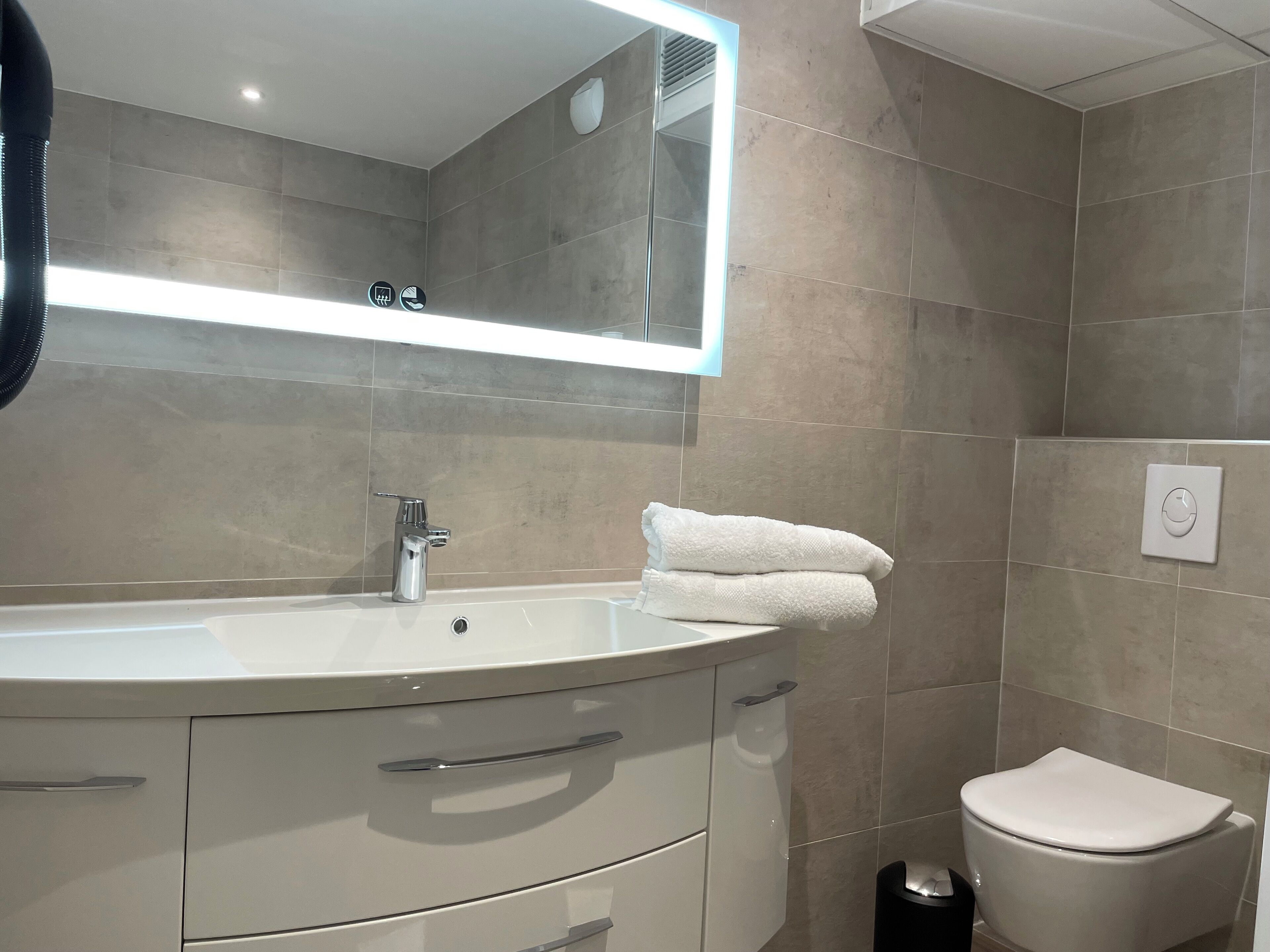 Apartamento Deluxe, 3 habitaciones | Baño | Ducha, artículos de higiene personal gratuitos y secador de pelo