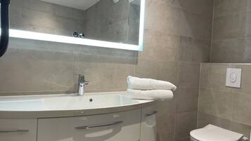 Apartamento Deluxe, 3 habitaciones | Baño | Ducha, artículos de higiene personal gratuitos y secador de pelo