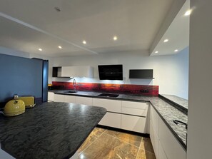 Deluxe Apartment, 3 Bedrooms | Private kitchen | Electric kettle - Brit Hotel de Grignan (Vichy)