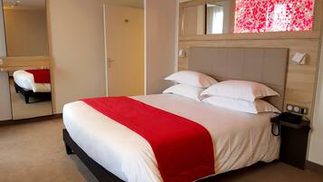 Minibar, Zimmersafe, individuell dekoriert, Schreibtisch