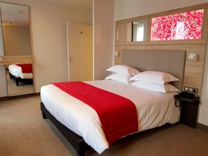 迷你吧、房內夾萬、獨特設計、書桌