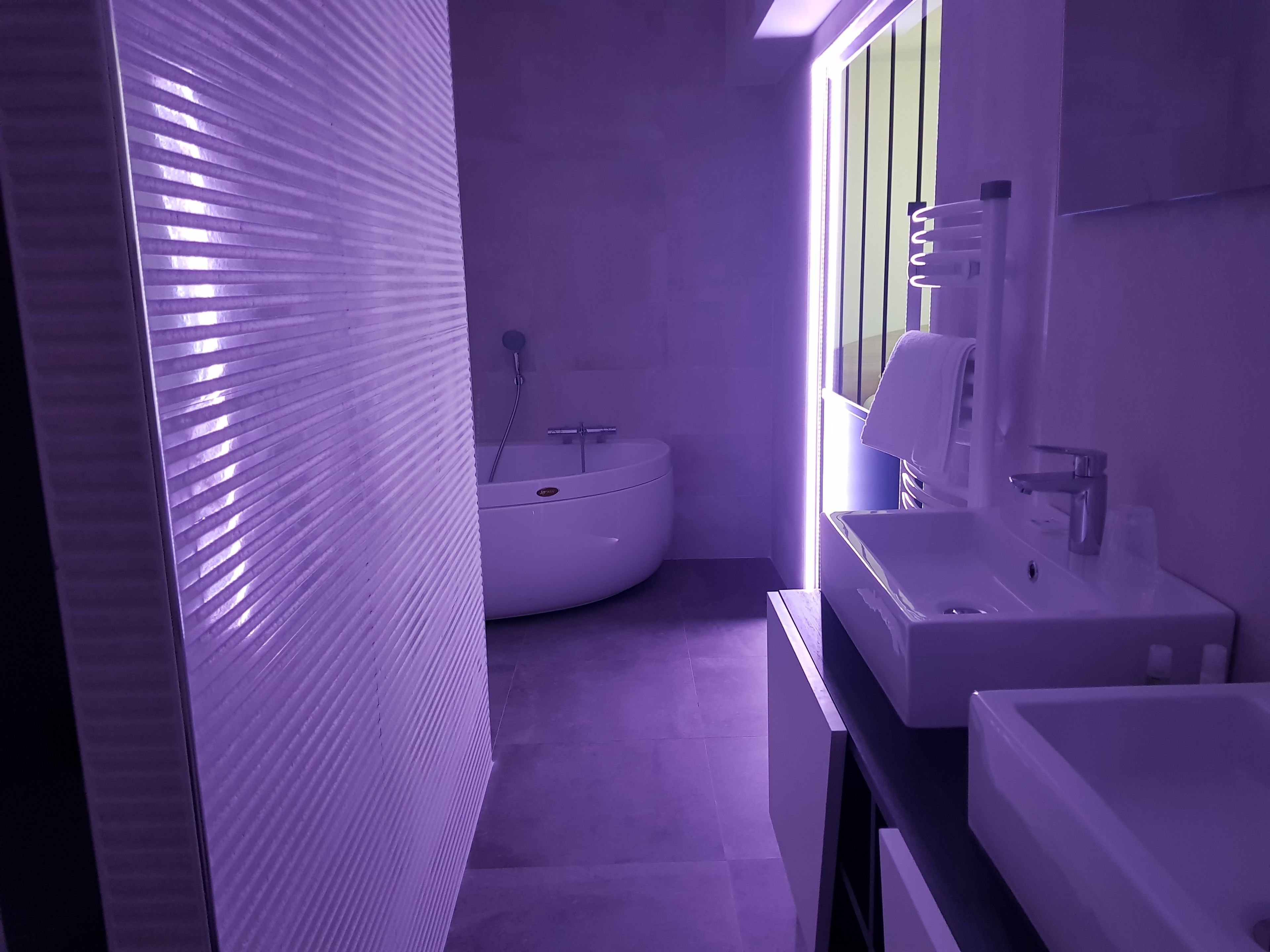 deluxe suite | minibar, in-room safe, individually decorated, desk