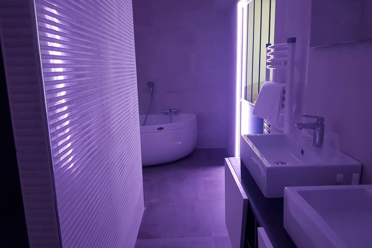 deluxe suite | minibar, in-room safe, individually decorated, desk