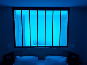 Deluxe Suite | Minibar, in-room safe, individually decorated, desk