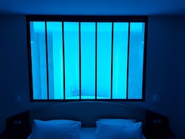 Minibar, caja de seguridad en la habitación y decoración personalizada 