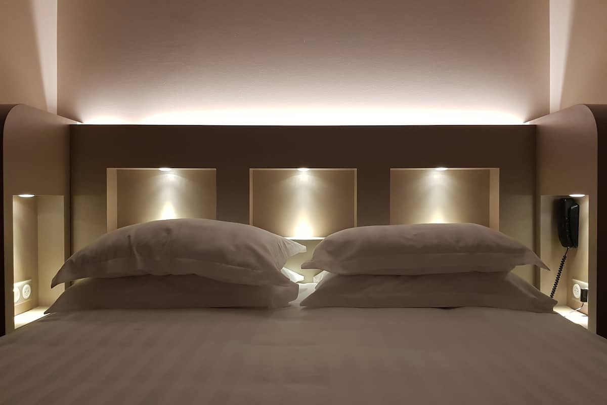 minibar, in-room safe, individually decorated, desk