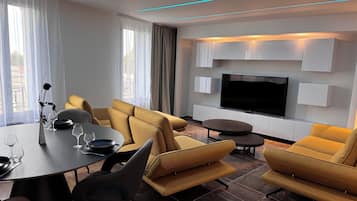 Leilighet – deluxe, 3 soverom | Oppholdsområde | TV